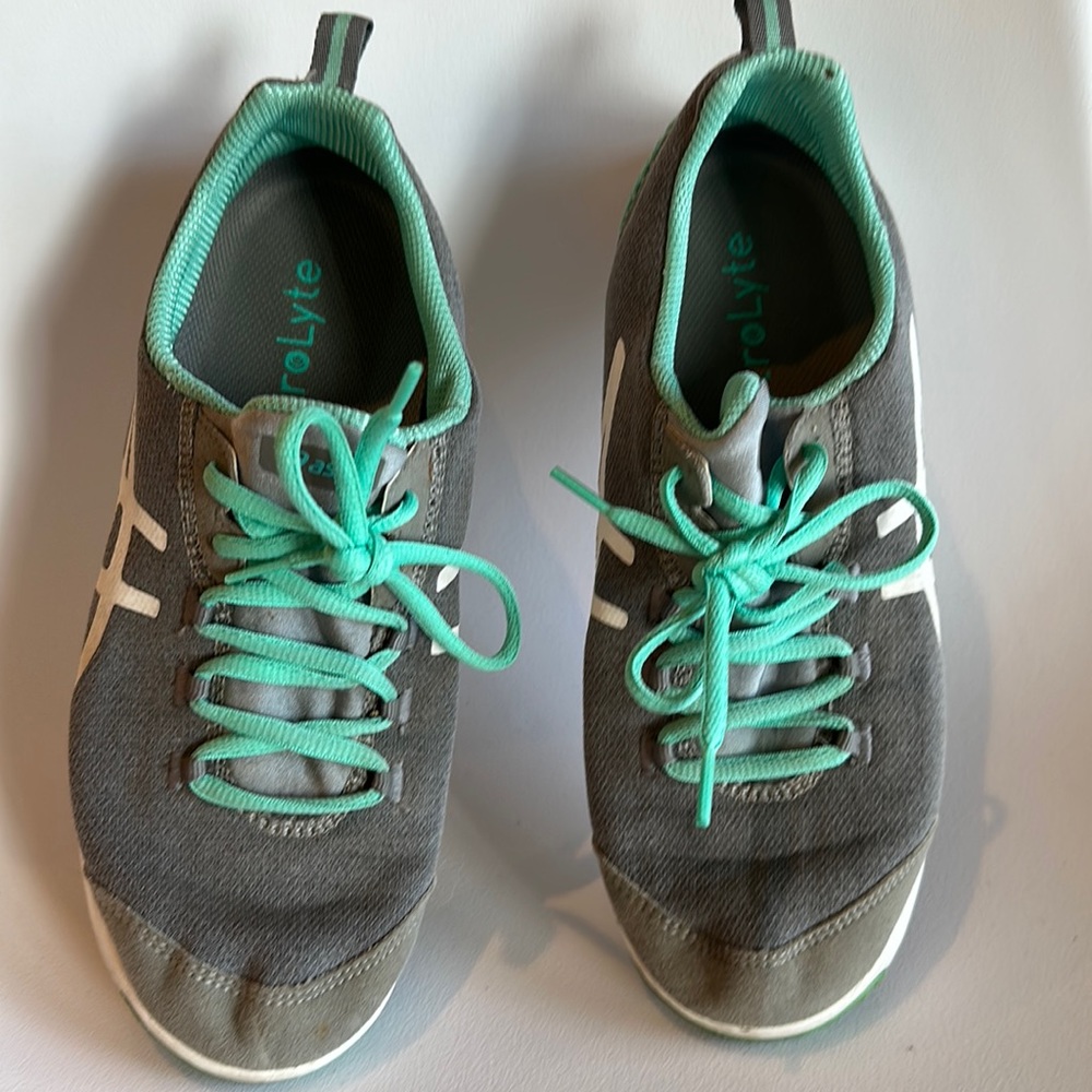 Aesics Sz 9